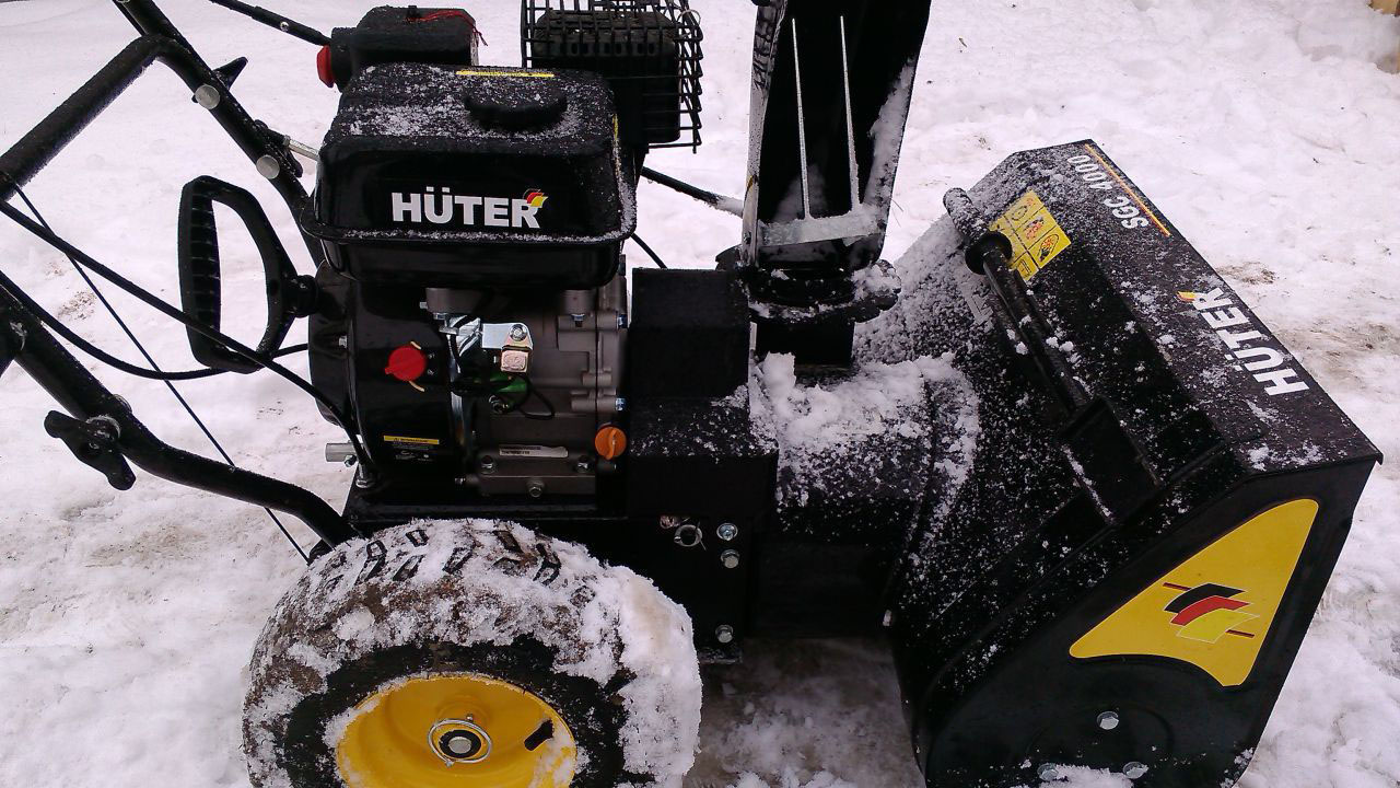 Снегоуборщик HUTER SGC 4000 на улице