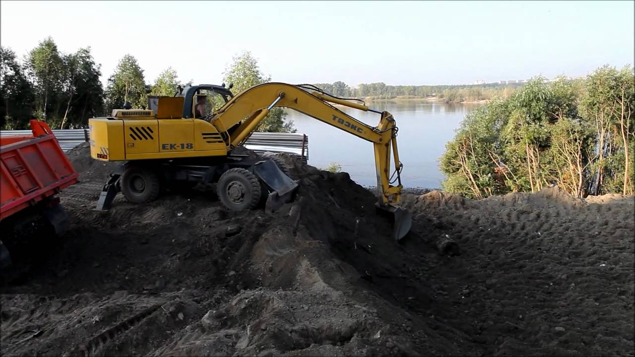 Экскаватор ЕК-18 в работе