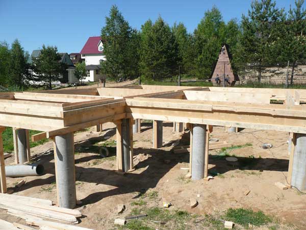 Столбчатый фундамент из асбоцементных труб с обвязкой из бруса