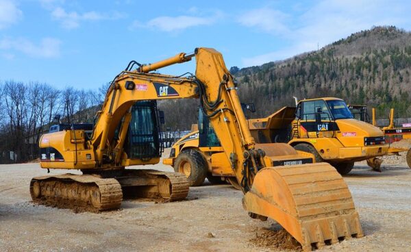 Анализ цен на новые и б/у экскаваторы Caterpillar с указанием комплектаций