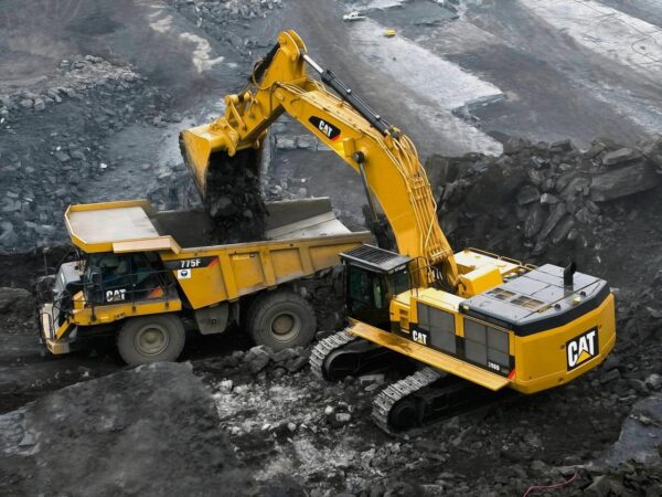 Анализ цен на новые и б/у экскаваторы Caterpillar с указанием комплектаций